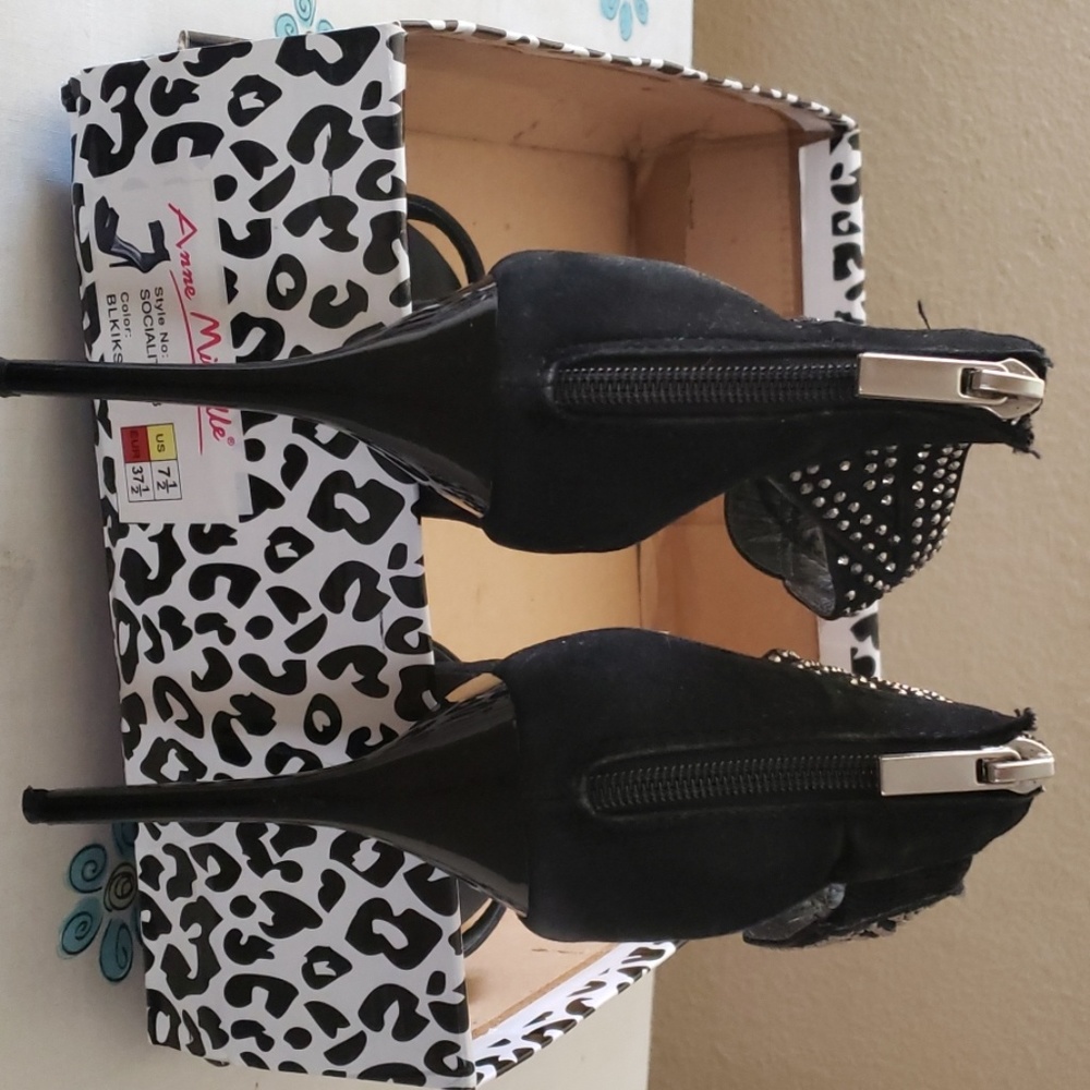 Heels - Picture 4 of 4